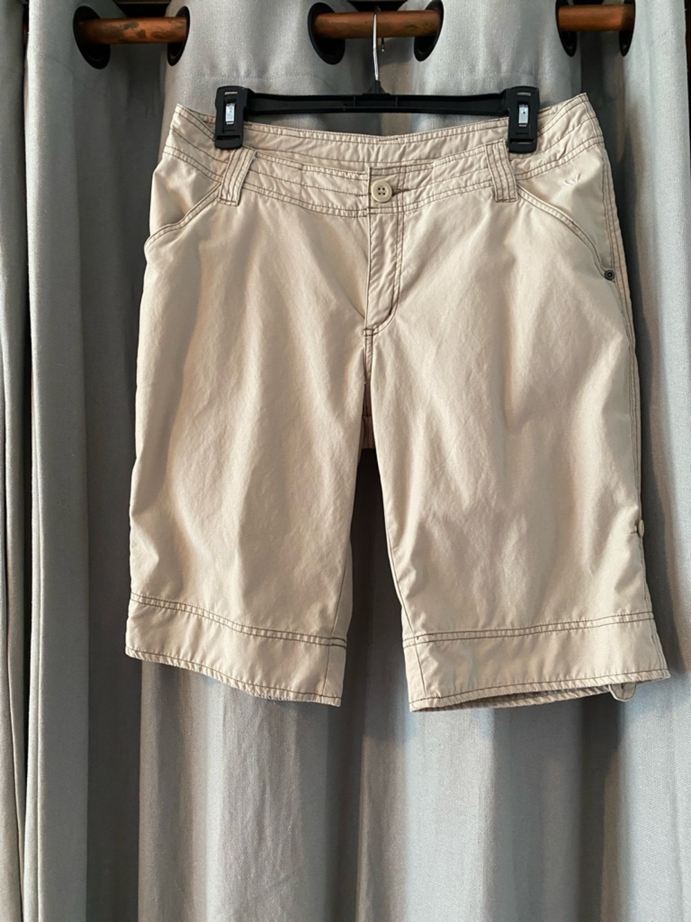 White Sierra Beige Bermuda Cargo Shorts, Women’s Size 8